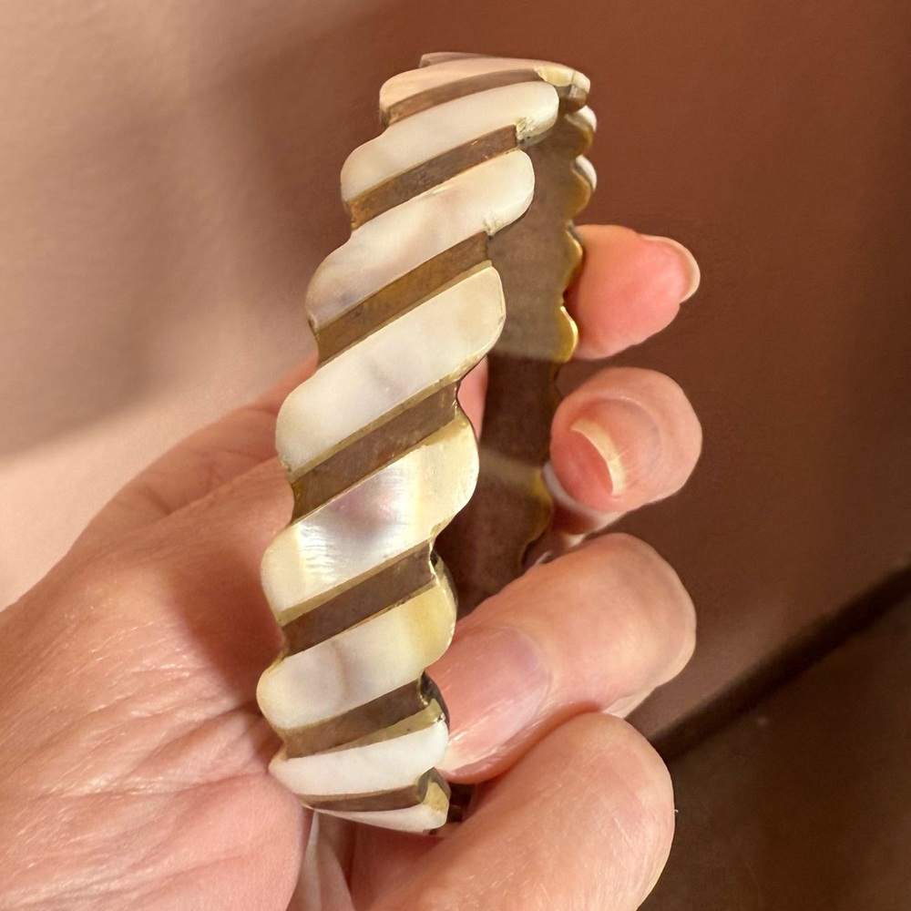 Vintage Mother of pearl brass scalloped art deco wide bangle bracelet - Picture 4 of 17
